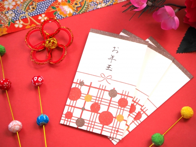 小学生のお小遣いについて、いつから始めるべきか、学年別の相場や金額の決め方をわかりやすく紹介するイメージ画像